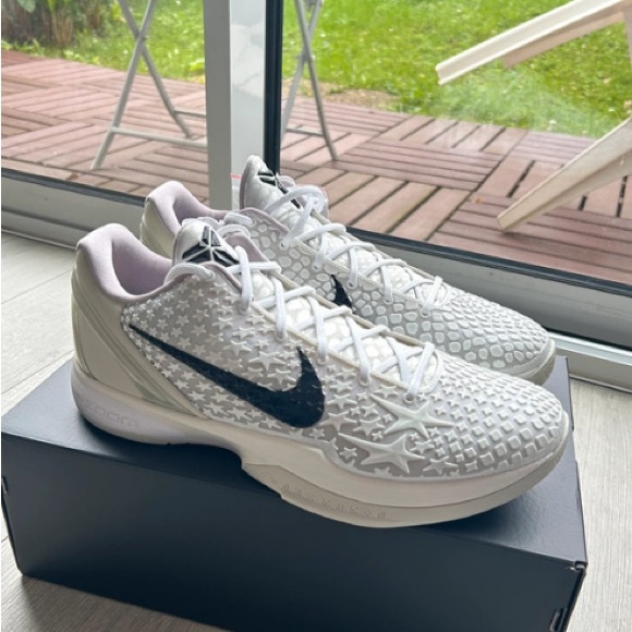 Nike White and Black Sneakers